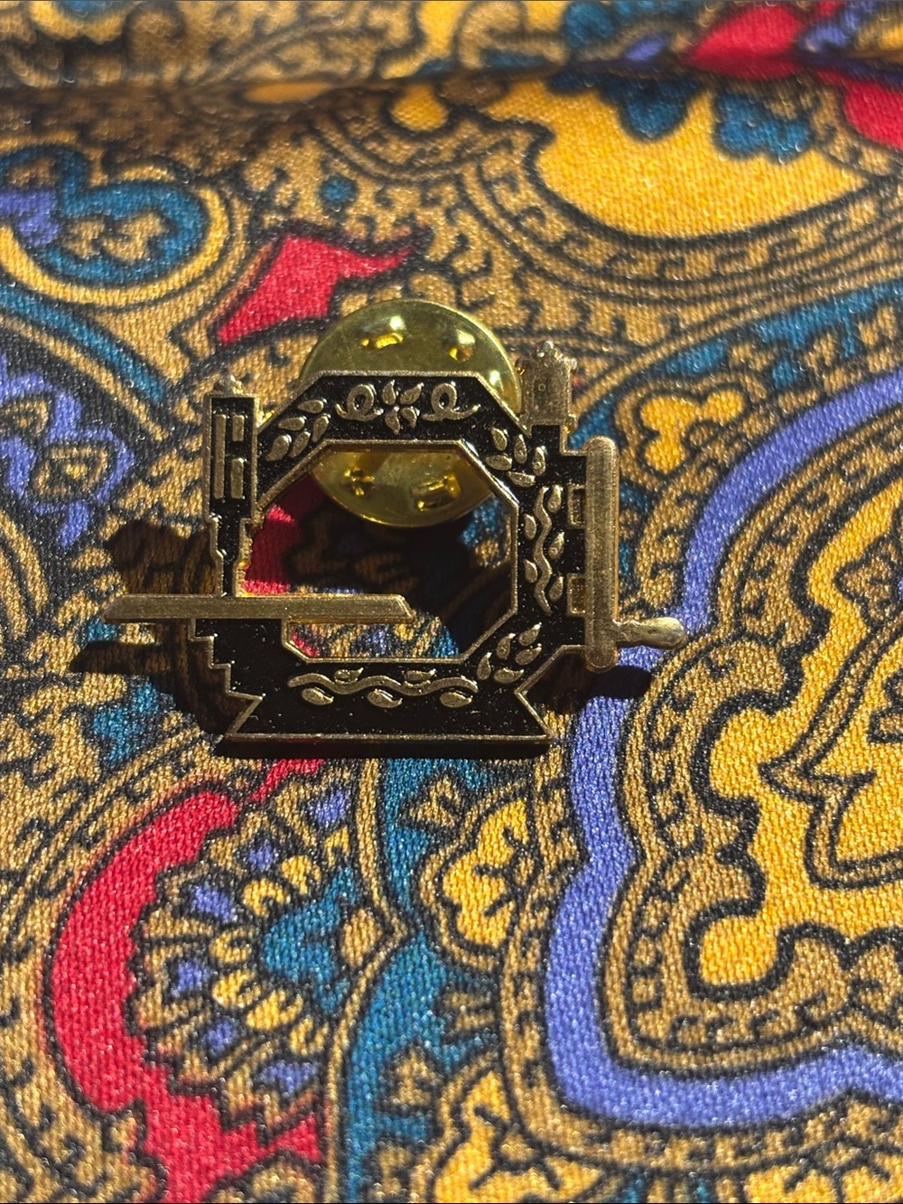 Gold Sewing Machine Enamel Pin - Decorative Wearable Accessory